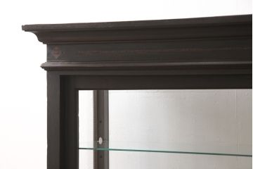 ガラスケースをリペア&カスタム!ガラス製棚板を取り付け、松本民芸家具の色味に近しい着色をし水性ワックス仕上げ。(ショーケース、陳列棚)