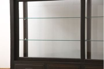 ガラスケースをリペア&カスタム!ガラス製棚板を取り付け、松本民芸家具の色味に近しい着色をし水性ワックス仕上げ。(ショーケース、陳列棚)