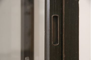 ガラスケースをリペア&カスタム!ガラス製棚板を取り付け、松本民芸家具の色味に近しい着色をし水性ワックス仕上げ。(ショーケース、陳列棚)