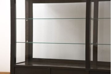 ガラスケースをリペア&カスタム!ガラス製棚板を取り付け、松本民芸家具の色味に近しい着色をし水性ワックス仕上げ。(ショーケース、陳列棚)