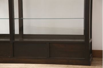 ガラスケースをリペア&カスタム!ガラス製棚板を取り付け、松本民芸家具の色味に近しい着色をし水性ワックス仕上げ。(ショーケース、陳列棚)