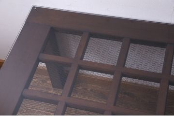 明治大正期の蔵戸をリペア&カスタム!取り外し可能なガラス天板と栗材の脚・格子戸デザインの収納棚を取り付け、ダイニングテーブルにリメイク。濃い茶色に着色し仕上げ。(4人掛け、6人掛け、収納棚、戸棚)