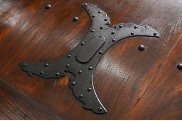 明治大正期の蔵戸をリペア&カスタム!取り外し可能なガラス天板と脚を取り付けダイニングテーブルにリメイク。濃い茶色に着色し仕上げ。(6人掛け、4人掛け、作業台)