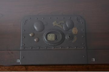 明治期の蔵戸をリペア&カスタム!取り外し可能なガラス天板と鉄脚を取り付けダイニングテーブルにリメイク。(6人掛け、4人掛け、作業台)