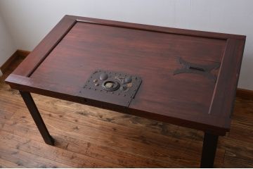 明治期の蔵戸をリペア&カスタム!取り外し可能なガラス天板と鉄脚を取り付けダイニングテーブルにリメイク。(6人掛け、4人掛け、作業台)