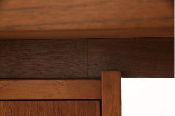 両袖デスクをリペア&カスタム!天板下の隙間埋め加工を施し、白い部分を本体と近しい色味にて着色仕上げ。(机、ワークデスク、オフィスデスク)