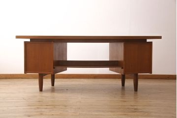 両袖デスクをリペア&カスタム!天板下の隙間埋め加工を施し、白い部分を本体と近しい色味にて着色仕上げ。(机、ワークデスク、オフィスデスク)