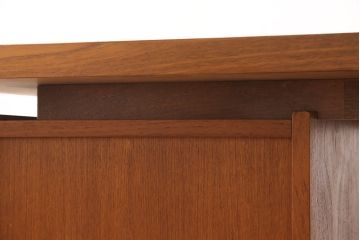 両袖デスクをリペア&カスタム!天板下の隙間埋め加工を施し、白い部分を本体と近しい色味にて着色仕上げ。(机、ワークデスク、オフィスデスク)