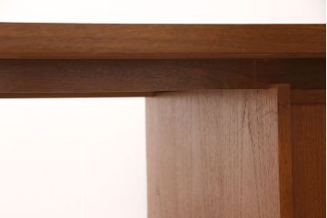 両袖デスクをリペア&カスタム!天板下の隙間埋め加工を施し、白い部分を本体と近しい色味にて着色仕上げ。(机、ワークデスク、オフィスデスク)