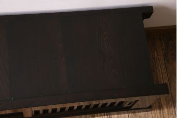 明治大正期の水屋箪笥をリペア&カスタム!背面を新材に張り替え、天板を取り付けローボードにリメイク。内部に取り外し可能な棚板を設置。赤みがかった濃い茶色に着色し仕上げ。(テレビ台、テレビボード、収納棚、戸棚、キャビネット)