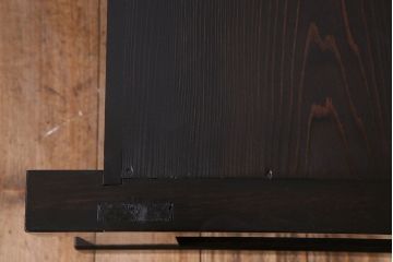 明治大正期の水屋箪笥をリペア&カスタム!背面を新材に張り替え、天板を取り付けローボードにリメイク。内部に取り外し可能な棚板を設置。赤みがかった濃い茶色に着色し仕上げ。(テレビ台、テレビボード、収納棚、戸棚、キャビネット)