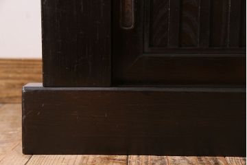 明治大正期の水屋箪笥をリペア&カスタム!背面を新材に張り替え、天板を取り付けローボードにリメイク。内部に取り外し可能な棚板を設置。赤みがかった濃い茶色に着色し仕上げ。(テレビ台、テレビボード、収納棚、戸棚、キャビネット)