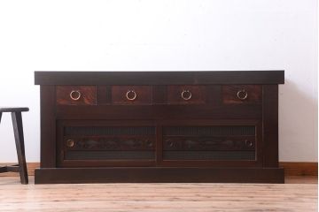 明治大正期の水屋箪笥をリペア&カスタム!背面を新材に張り替え、天板を取り付けローボードにリメイク。引き戸に銀モールガラスを組み入れ、内部に取り外し可能な棚板を設置。赤みがかった濃い茶色に着色し仕上げ。(テレビ台、テレビボード、収納棚、戸棚、キャビネット)