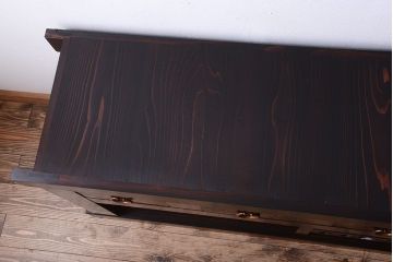 明治大正期の水屋箪笥をリペア&カスタム!背面を新材に張り替え、天板を取り付けローボードにリメイク。引き戸に銀モールガラスを組み入れ、内部に取り外し可能な棚板を設置。赤みがかった濃い茶色に着色し仕上げ。(テレビ台、テレビボード、収納棚、戸棚、キャビネット)