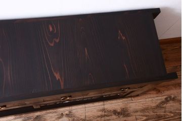 明治大正期の水屋箪笥をリペア&カスタム!背面を新材に張り替え、天板を取り付けローボードにリメイク。引き戸に銀モールガラスを組み入れ、内部に取り外し可能な棚板を設置。赤みがかった濃い茶色に着色し仕上げ。(テレビ台、テレビボード、収納棚、戸棚、キャビネット)