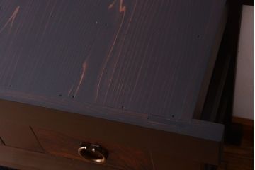明治大正期の水屋箪笥をリペア&カスタム!背面を新材に張り替え、天板を取り付けローボードにリメイク。引き戸に銀モールガラスを組み入れ、内部に取り外し可能な棚板を設置。赤みがかった濃い茶色に着色し仕上げ。(テレビ台、テレビボード、収納棚、戸棚、キャビネット)