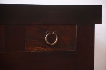 明治大正期の水屋箪笥をリペア&カスタム!背面を新材に張り替え、天板を取り付けローボードにリメイク。引き戸に銀モールガラスを組み入れ、内部に取り外し可能な棚板を設置。赤みがかった濃い茶色に着色し仕上げ。(テレビ台、テレビボード、収納棚、戸棚、キャビネット)
