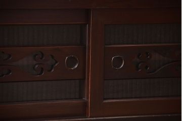 明治大正期の水屋箪笥をリペア&カスタム!背面を新材に張り替え、天板を取り付けローボードにリメイク。引き戸に銀モールガラスを組み入れ、内部に取り外し可能な棚板を設置。赤みがかった濃い茶色に着色し仕上げ。(テレビ台、テレビボード、収納棚、戸棚、キャビネット)