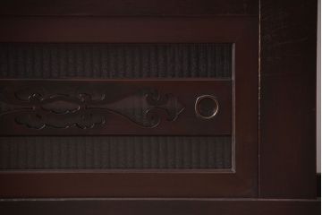 明治大正期の水屋箪笥をリペア&カスタム!背面を新材に張り替え、天板を取り付けローボードにリメイク。引き戸に銀モールガラスを組み入れ、内部に取り外し可能な棚板を設置。赤みがかった濃い茶色に着色し仕上げ。(テレビ台、テレビボード、収納棚、戸棚、キャビネット)