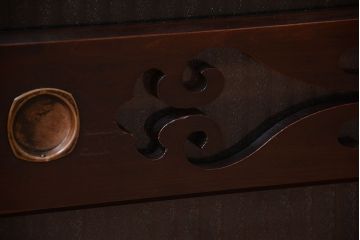明治大正期の水屋箪笥をリペア&カスタム!背面を新材に張り替え、天板を取り付けローボードにリメイク。引き戸に銀モールガラスを組み入れ、内部に取り外し可能な棚板を設置。赤みがかった濃い茶色に着色し仕上げ。(テレビ台、テレビボード、収納棚、戸棚、キャビネット)