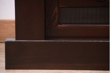 明治大正期の水屋箪笥をリペア&カスタム!背面を新材に張り替え、天板を取り付けローボードにリメイク。引き戸に銀モールガラスを組み入れ、内部に取り外し可能な棚板を設置。赤みがかった濃い茶色に着色し仕上げ。(テレビ台、テレビボード、収納棚、戸棚、キャビネット)