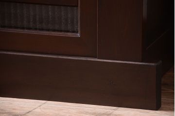 明治大正期の水屋箪笥をリペア&カスタム!背面を新材に張り替え、天板を取り付けローボードにリメイク。引き戸に銀モールガラスを組み入れ、内部に取り外し可能な棚板を設置。赤みがかった濃い茶色に着色し仕上げ。(テレビ台、テレビボード、収納棚、戸棚、キャビネット)