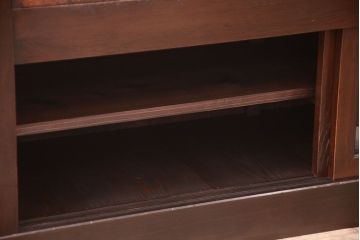 明治大正期の水屋箪笥をリペア&カスタム!背面を新材に張り替え、天板を取り付けローボードにリメイク。引き戸に銀モールガラスを組み入れ、内部に取り外し可能な棚板を設置。赤みがかった濃い茶色に着色し仕上げ。(テレビ台、テレビボード、収納棚、戸棚、キャビネット)