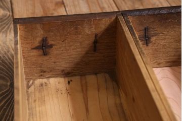 明治期の水屋箪笥をリペア&カスタム!背面を新材に張り替え、天板を取り付けローボードにリメイク。内部に取り外し可能な棚板を設置。赤みがかった濃い茶色に着色し仕上げ。(テレビ台、テレビボード、収納棚、戸棚、キャビネット)