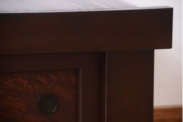 明治大正期の水屋箪笥をリペア&カスタム!背面を新材に張り替え、天板を取り付けローボードにリメイク。内部に取り外し可能な棚板を設置。赤みがかった濃い茶色に着色し仕上げ。(テレビ台、テレビボード、収納棚、戸棚、キャビネット)