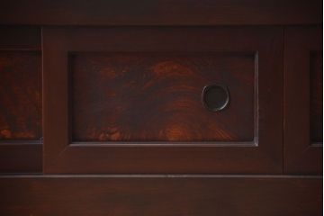 明治大正期の水屋箪笥をリペア&カスタム!背面を新材に張り替え、天板を取り付けローボードにリメイク。内部に取り外し可能な棚板を設置。赤みがかった濃い茶色に着色し仕上げ。(テレビ台、テレビボード、収納棚、戸棚、キャビネット)