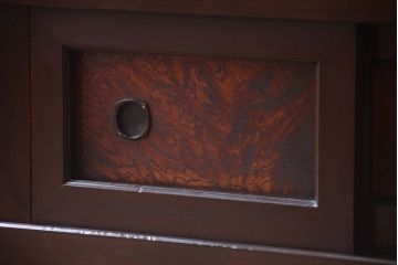 明治大正期の水屋箪笥をリペア&カスタム!背面を新材に張り替え、天板を取り付けローボードにリメイク。内部に取り外し可能な棚板を設置。赤みがかった濃い茶色に着色し仕上げ。(テレビ台、テレビボード、収納棚、戸棚、キャビネット)