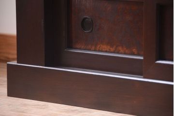 明治大正期の水屋箪笥をリペア&カスタム!背面を新材に張り替え、天板を取り付けローボードにリメイク。内部に取り外し可能な棚板を設置。赤みがかった濃い茶色に着色し仕上げ。(テレビ台、テレビボード、収納棚、戸棚、キャビネット)