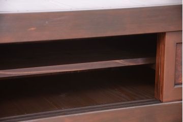 明治大正期の水屋箪笥をリペア&カスタム!背面を新材に張り替え、天板を取り付けローボードにリメイク。内部に取り外し可能な棚板を設置。赤みがかった濃い茶色に着色し仕上げ。(テレビ台、テレビボード、収納棚、戸棚、キャビネット)