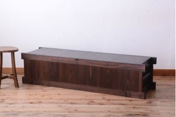 明治大正期の水屋箪笥をリペア&カスタム!背面を新材に張り替え、天板を取り付けローボードにリメイク。内部に取り外し可能な棚板を設置。赤みがかった濃い茶色に着色し仕上げ。(テレビ台、テレビボード、収納棚、戸棚、キャビネット)