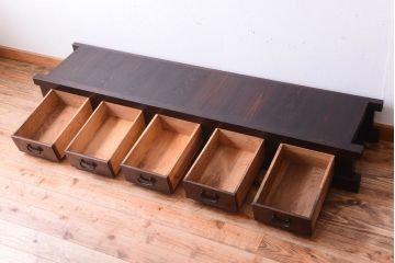 明治大正期の水屋箪笥をリペア&カスタム!背面を新材に張り替え、天板を取り付けローボードにリメイク。赤みがかった濃い茶色に着色し仕上げ。(テレビ台、テレビボード)