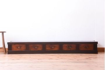 明治大正期の水屋箪笥をリペア&カスタム!背面を新材に張り替え、天板を取り付けローボードにリメイク。引き出しは現状の色味を活かし、本体は赤みがかった濃い茶色に着色しツートンカラーに仕上げ。(テレビ台、テレビボード)