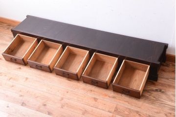 明治大正期の水屋箪笥をリペア&カスタム!背面を新材に張り替え、天板を取り付けローボードにリメイク。引き出しは現状の色味を活かし、本体は赤みがかった濃い茶色に着色しツートンカラーに仕上げ。(テレビ台、テレビボード)