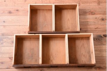 明治大正期の水屋箪笥をリペア&カスタム!背面を新材に張り替え、天板を取り付けローボードにリメイク。引き出しは現状の色味を活かし、本体は赤みがかった濃い茶色に着色しツートンカラーに仕上げ。(テレビ台、テレビボード)