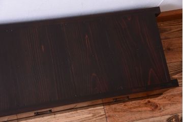 明治大正期の水屋箪笥をリペア&カスタム!背面を新材に張り替え、天板を取り付けローボードにリメイク。引き出しは現状の色味を活かし、本体は赤みがかった濃い茶色に着色しツートンカラーに仕上げ。(テレビ台、テレビボード)