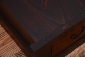 明治大正期の水屋箪笥をリペア&カスタム!背面を新材に張り替え、天板を取り付けローボードにリメイク。引き出しは現状の色味を活かし、本体は赤みがかった濃い茶色に着色しツートンカラーに仕上げ。(テレビ台、テレビボード)