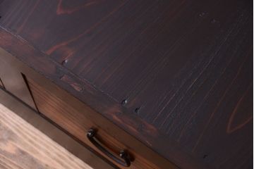 明治大正期の水屋箪笥をリペア&カスタム!背面を新材に張り替え、天板を取り付けローボードにリメイク。引き出しは現状の色味を活かし、本体は赤みがかった濃い茶色に着色しツートンカラーに仕上げ。(テレビ台、テレビボード)