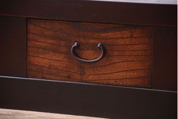明治大正期の水屋箪笥をリペア&カスタム!背面を新材に張り替え、天板を取り付けローボードにリメイク。引き出しは現状の色味を活かし、本体は赤みがかった濃い茶色に着色しツートンカラーに仕上げ。(テレビ台、テレビボード)