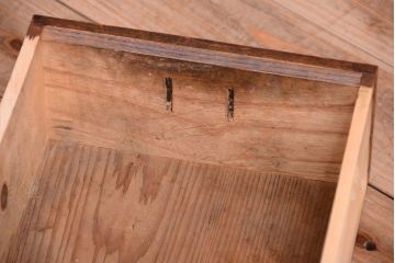 明治大正期の水屋箪笥をリペア&カスタム!背面を新材に張り替え、天板を取り付けローボードにリメイク。引き出しは現状の色味を活かし、本体は赤みがかった濃い茶色に着色しツートンカラーに仕上げ。(テレビ台、テレビボード)