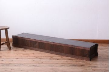明治大正期の水屋箪笥をリペア&カスタム!背面を新材に張り替え、天板を取り付けローボードにリメイク。引き出しは現状の色味を活かし、本体は赤みがかった濃い茶色に着色しツートンカラーに仕上げ。(テレビ台、テレビボード)