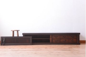 明治期の水屋箪笥をリペア&カスタム!背面を新材に張り替え、天板を取り付けローボードにリメイク。6杯の引き出しと引き戸内に取り外し可能な棚板を設置。赤みがかった濃い茶色に着色し仕上げ。(テレビ台、テレビボード、収納棚、戸棚、キャビネット)