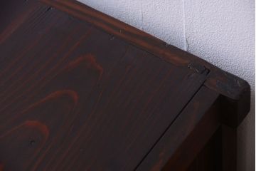 明治期の水屋箪笥をリペア&カスタム!背面を新材に張り替え、天板を取り付けローボードにリメイク。6杯の引き出しと引き戸内に取り外し可能な棚板を設置。赤みがかった濃い茶色に着色し仕上げ。(テレビ台、テレビボード、収納棚、戸棚、キャビネット)