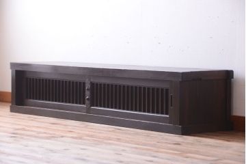 明治期の水屋箪笥をリペア&カスタム!背面を新材に張り替え、天板を取り付けローボードにリメイク。6杯の引き出しと引き戸内に取り外し可能な棚板を設置。赤みがかった濃い茶色に着色し仕上げ。(テレビ台、テレビボード、収納棚、戸棚、キャビネット)