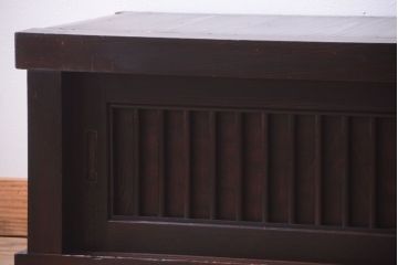 明治期の水屋箪笥をリペア&カスタム!背面を新材に張り替え、天板を取り付けローボードにリメイク。6杯の引き出しと引き戸内に取り外し可能な棚板を設置。赤みがかった濃い茶色に着色し仕上げ。(テレビ台、テレビボード、収納棚、戸棚、キャビネット)