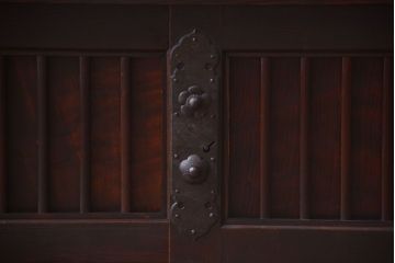 明治期の水屋箪笥をリペア&カスタム!背面を新材に張り替え、天板を取り付けローボードにリメイク。6杯の引き出しと引き戸内に取り外し可能な棚板を設置。赤みがかった濃い茶色に着色し仕上げ。(テレビ台、テレビボード、収納棚、戸棚、キャビネット)