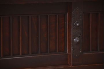 明治期の水屋箪笥をリペア&カスタム!背面を新材に張り替え、天板を取り付けローボードにリメイク。6杯の引き出しと引き戸内に取り外し可能な棚板を設置。赤みがかった濃い茶色に着色し仕上げ。(テレビ台、テレビボード、収納棚、戸棚、キャビネット)
